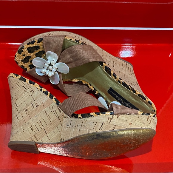 Beverly Feldman Platform Sandals w Pearl Flowers & Cork Wedge Heel EUC Size 8 - Picture 3 of 16